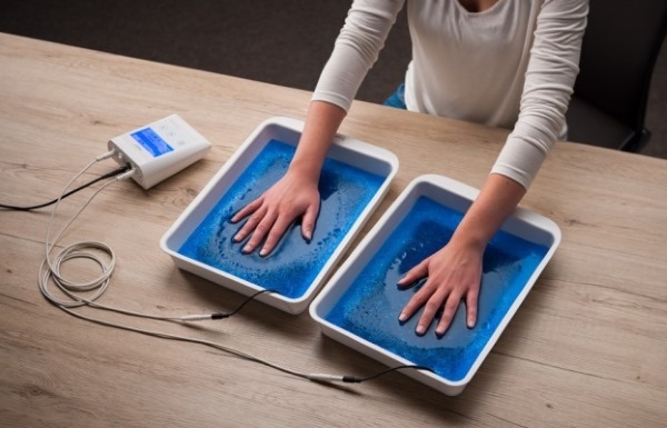 Ionoforesi: che cos'è in cosmetologia, con iperidrosi. Il prezzo della procedura. Dispositivi per il viso a casa, farmaci