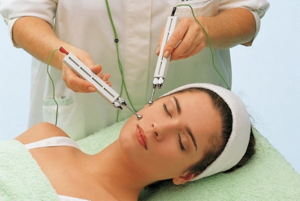 Ionoforesi: che cos'è in cosmetologia, con iperidrosi. Il prezzo della procedura. Dispositivi per il viso a casa, farmaci