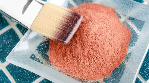 Tanah liat kosmetik untuk wajah. Sifat dan aplikasi: biru, putih, hitam, hijau, merah jambu, merah, kuning. Topeng