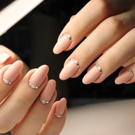 Móng tay hình quả hạnh. Xu hướng thời trang trong thiết kế 2020, ảnh: nhạt, Pháp, nude, ombre, lấp lánh, kim cương giả, cọ xát