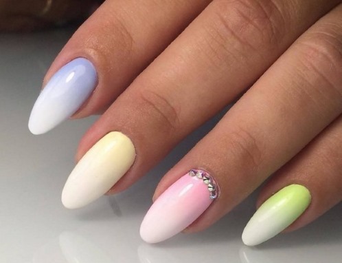 Móng tay hình quả hạnh. Xu hướng thời trang trong thiết kế 2020, ảnh: nhạt, Pháp, nude, ombre, lấp lánh, kim cương giả, cọ xát