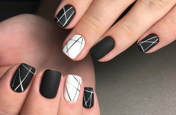 Móng tay màu đen và trắng - thiết kế kiểu Pháp, ombre, gradient, với kim cương giả, nước dùng, bạc, vàng. Tính mới của việc làm móng. Một bức ảnh