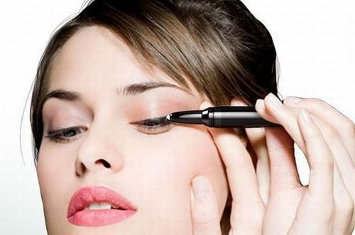 Làm thế nào để làm cho mũi tên đẹp trên mắt. Hình ảnh, hướng dẫn từng bước: kẻ mắt dạng lỏng, bút dạ