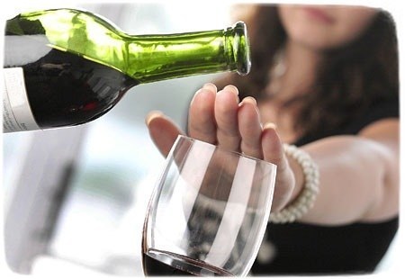 Bóng trang điểm vĩnh viễn trên mí mắt. Ảnh, như được thực hiện cho mí mắt dưới, trên, với bóng đổ, hiệu ứng mắt khói, mũi tên cổ điển
