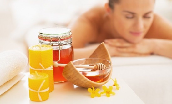 Cách làm khăn quấn giảm béo tại nhà. Hiệu quả nhất cho vùng bụng, mông, hai bên, chân. Mật ong, cà phê với đất sét, công thức và kết quả