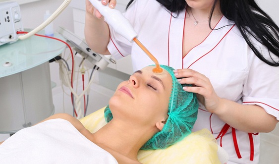 Darsonvalization - nó là gì trong thẩm mỹ, lợi ích của quy trình đối với da mặt, đầu, mí mắt, tóc, thiết bị. Chỉ định và chống chỉ định, hiệu quả