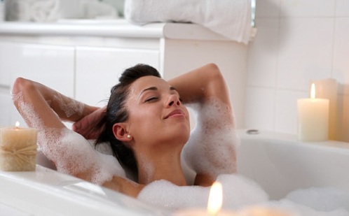 Tinh dầu tràm trà, đặc tính. Ứng dụng cho tóc, răng, mặt. Với tưa miệng, nấm móng tay, mụn trứng cá, mụn cóc, u nhú, bên trong