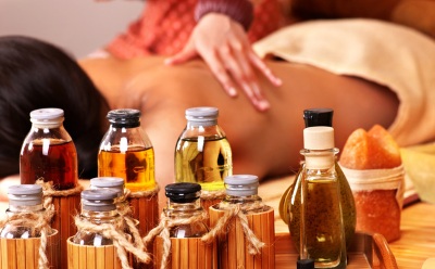 Tinh dầu tràm trà, đặc tính. Ứng dụng cho tóc, răng, mặt. Với tưa miệng, nấm móng tay, mụn trứng cá, mụn cóc, u nhú, bên trong