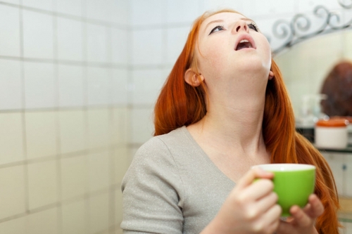 Tinh dầu tràm trà, đặc tính. Ứng dụng cho tóc, răng, mặt. Với tưa miệng, nấm móng tay, mụn trứng cá, mụn cóc, u nhú, bên trong