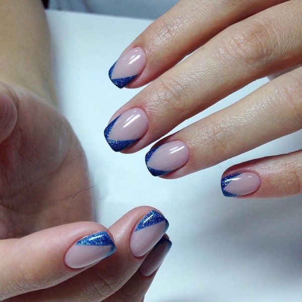 Áo khoác màu xanh trên móng tay. Ảnh làm móng tay mới với hoa văn, thạch, lấp lánh, ý tưởng thiết kế cho mùa xuân, mùa đông và mùa hè