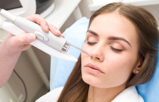 Miliums trên mặt. Ảnh, cách xóa, điều trị tại nhà, xóa bằng laser dưới mắt, trên mí mắt, cằm, toàn thân. Nguyên nhân ở người lớn và trẻ em