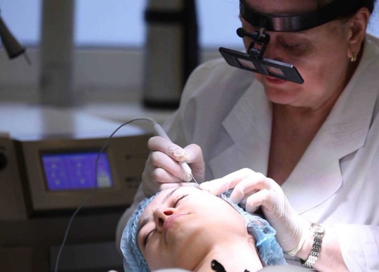 Miliums trên mặt. Ảnh, cách xóa, điều trị tại nhà, xóa bằng laser dưới mắt, trên mí mắt, cằm, toàn thân. Nguyên nhân ở người lớn và trẻ em