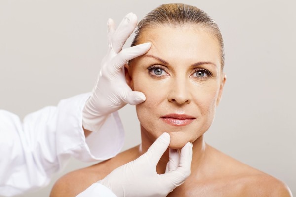 Cara menghilangkan lipatan nasolabial: pengisi, asid hyaluronik, pembetulan kontur, botox dan lipofilling, latihan wajah