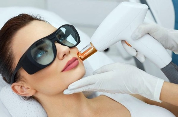 Cara menghilangkan lipatan nasolabial: pengisi, asid hyaluronik, pembetulan kontur, botox dan lipofilling, latihan wajah
