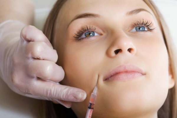 Cara menghilangkan lipatan nasolabial: pengisi, asid hyaluronik, pembetulan kontur, botox dan lipofilling, latihan wajah