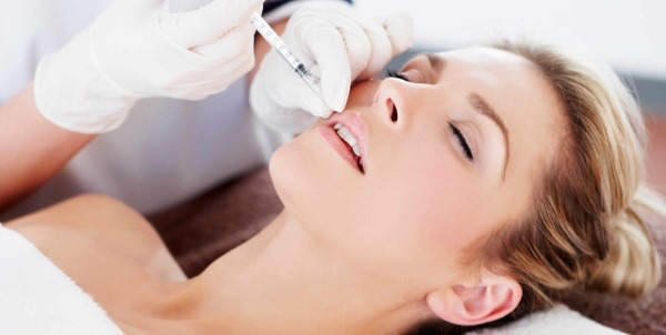 Cara menghilangkan lipatan nasolabial: pengisi, asid hyaluronik, pembetulan kontur, botox dan lipofilling, latihan wajah