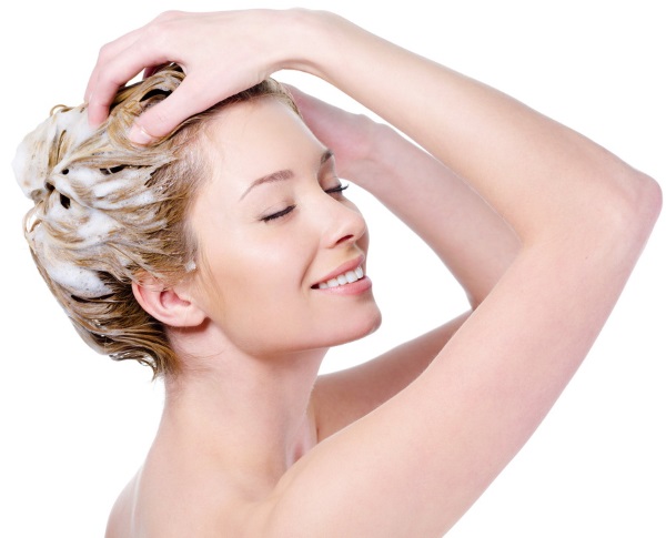 Minyak kelapa untuk rambut. Sifat, faedah dan penggunaan untuk rambut kering pada waktu malam, pada siang hari, untuk berambut perang dan berambut perang