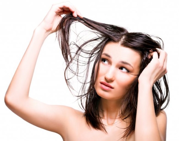 Minyak kelapa untuk rambut. Sifat, faedah dan penggunaan untuk rambut kering pada waktu malam, pada siang hari, untuk berambut perang dan berambut perang