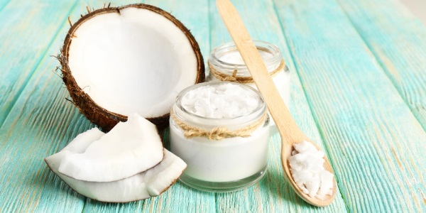 Minyak kelapa untuk rambut. Sifat, faedah dan penggunaan untuk rambut kering pada waktu malam, pada siang hari, untuk berambut perang dan berambut perang