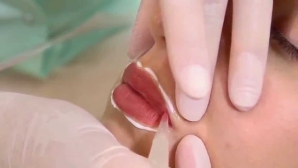 Trang điểm môi vĩnh viễn: với bóng mờ, hiệu ứng mở rộng, 3d, ombre, trong kỹ thuật màu nước, môi nhung. Ảnh trước và sau