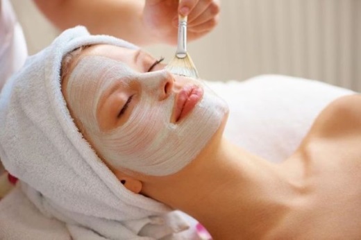 Topeng muka pati dengan kesan botox, anti-kedut, untuk kulit kering, dengan kefir, pisang, soda, garam, minyak zaitun. Resepi