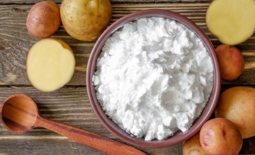 Topeng muka pati dengan kesan botox, anti-kedut, untuk kulit kering, dengan kefir, pisang, soda, garam, minyak zaitun. Resepi