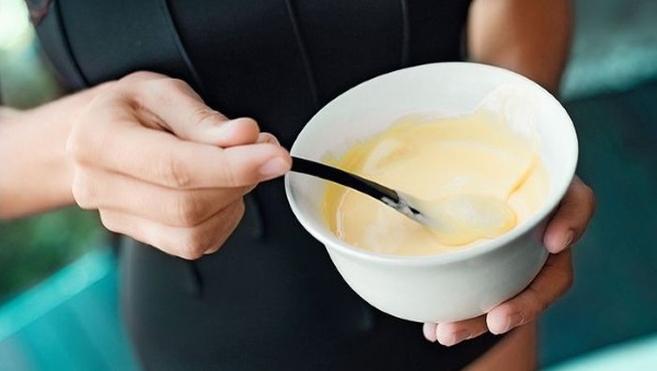 Topeng muka pati dengan kesan botox, anti-kedut, untuk kulit kering, dengan kefir, pisang, soda, garam, minyak zaitun. Resepi