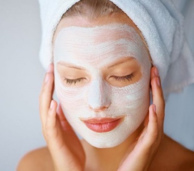 Topeng muka pati dengan kesan botox, anti-kedut, untuk kulit kering, dengan kefir, pisang, soda, garam, minyak zaitun. Resepi