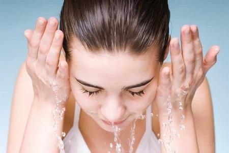 Topeng muka madu untuk kedutan, jerawat, bintik hitam, bintik-bintik pada kulit. Resipi untuk digunakan dalam bentuk tulen dan dengan ramuan yang sihat