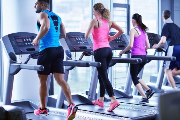 Bài tập tạ dưới cho nữ tại nhà, tập gym với con lăn, bánh xe, trên xà ngang, tĩnh