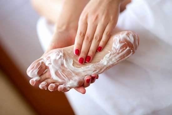 Cách khử mùi hôi chân hiệu quả. Các biện pháp khắc phục tốt nhất ở hiệu thuốc, nguyên nhân và cách điều trị chứng ra mồ hôi