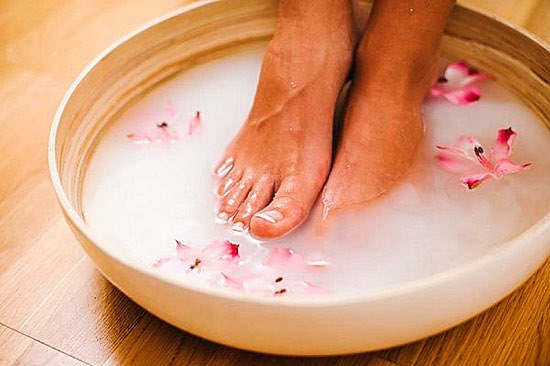Cách khử mùi hôi chân hiệu quả. Các biện pháp khắc phục tốt nhất ở hiệu thuốc, nguyên nhân và cách điều trị chứng ra mồ hôi