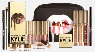 Kylie Jenner trước và sau khi phẫu thuật thẩm mỹ: ảnh không trang điểm, photoshop, mặc áo tắm, khi mang bầu. Bao nhiêu tuổi, chiều cao, các thông số, tiểu sử