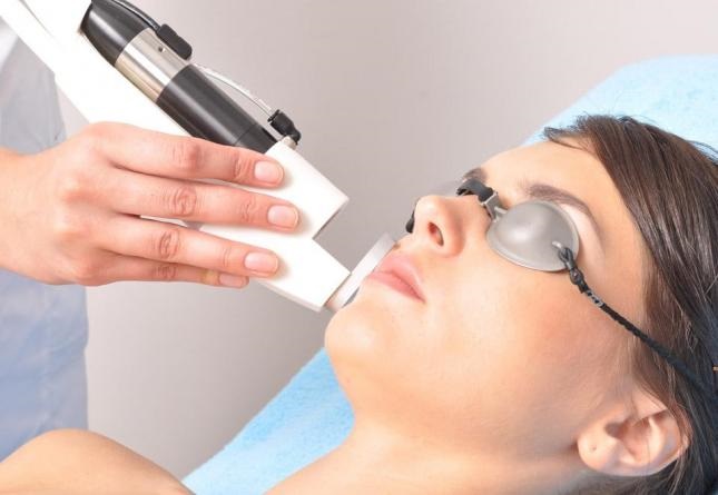 Laser nano hóa da mặt, trị rạn da, sẹo, sau mụn. Nhận xét của bác sĩ, chống chỉ định, hậu quả