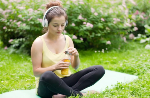 Kéo giãn cho người mới bắt đầu. Các bài tập cho các bộ phận khác nhau của cơ thể, thiết bị thể dục, yoga, âm nhạc và tâm trạng