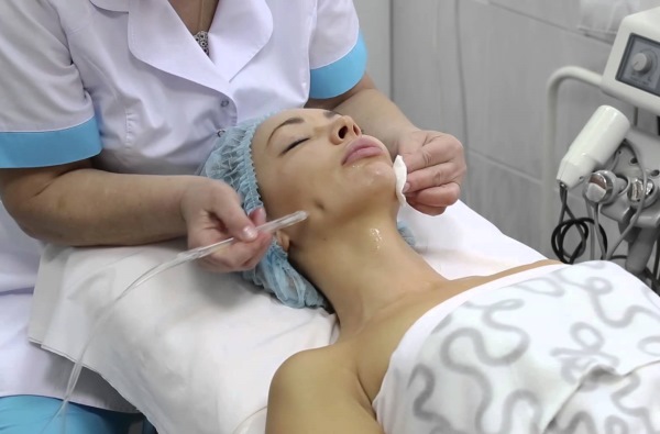 Khí-lỏng lột mặt. Nó là gì, chỉ định, chống chỉ định. Ứng dụng cho thai kỳ, mụn trứng cá, bệnh trứng cá đỏ. Trước và sau ảnh, đánh giá
