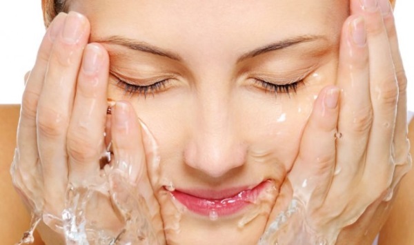 Como remover rugas na testa, sob os olhos, nasolabial, acima do lábio superior, entre as sobrancelhas, no pescoço, entre as sobrancelhas, imitar
