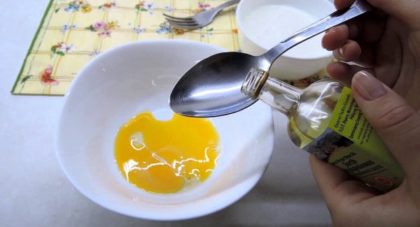 Dầu ô liu cho tóc: công thức làm mặt nạ, thoa với mật ong, trứng, lòng đỏ, quế. Làm thế nào để áp dụng vào ban đêm