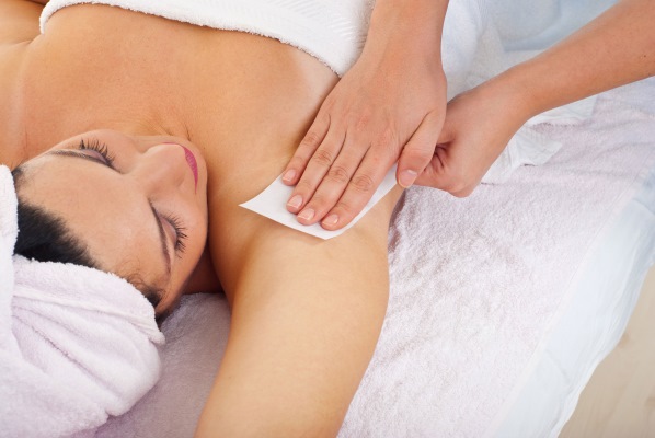 Sáp làm rụng lông hay tạo đường? Diện bikini thâm, chân, nách còn gì tuyệt hơn.