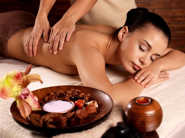 Làm thế nào để loại bỏ các nếp gấp mỡ trên lưng trong thời gian ngắn. Tập thể dục, ăn kiêng, xoa bóp
