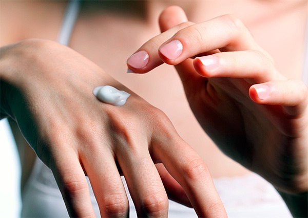 Retinoids tại chỗ, toàn thân, tại chỗ, bên ngoài cho mặt đối với mụn trứng cá, nếp nhăn, mụn trứng cá, bệnh vẩy nến. Viên nén, kem, thuốc mỡ, nước thơm