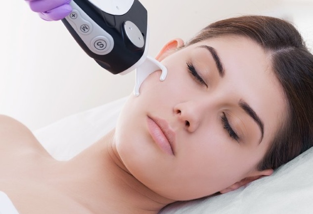Tái tạo bề mặt. Ảnh trước và sau laser, CO2, kim cương, phân số, tần số vô tuyến. Ưu và nhược điểm, các giai đoạn, phục hồi