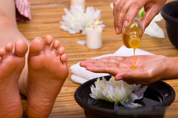 Minyak calendula. Sifat dan aplikasi untuk rambut, wajah, bulu mata, kuku. Kosmetik, hidrofilik, penting. Apa yang hendak dibeli dan cara memasak
