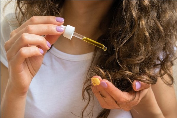 Minyak calendula. Sifat dan aplikasi untuk rambut, wajah, bulu mata, kuku. Kosmetik, hidrofilik, penting. Apa yang hendak dibeli dan cara memasak