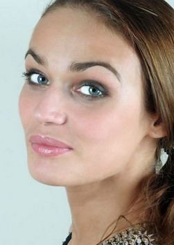ألينا فودونايفا قبل وبعد اللدائن. الصورة ، معلمات الشكل ، الطول ، الوزن ، لون الشعر. جراحة تصغير الأنف التي أجريت على الأسنان