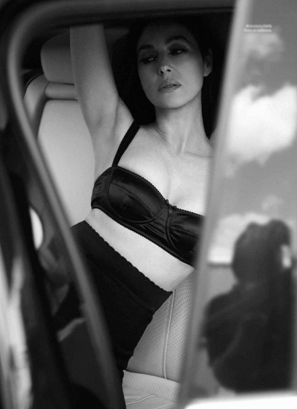 Monica Bellucci. Ảnh thời trẻ và bây giờ, trong trang phục áo tắm, không trang điểm, photoshop. Đã hoạt động