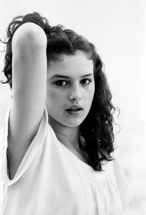 Monica Bellucci. Ảnh thời trẻ và bây giờ, trong trang phục áo tắm, không trang điểm, photoshop. Đã hoạt động