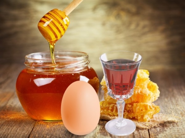 Các phương pháp dân gian trị rụng tóc trên đầu với vitamin, nhân sâm, hạt tiêu, nguyệt quế, hoa cúc, lô hội, mù tạt, dầu, hành tây, nicotin