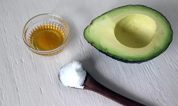 Các phương pháp dân gian trị rụng tóc trên đầu với vitamin, nhân sâm, hạt tiêu, nguyệt quế, hoa cúc, lô hội, mù tạt, dầu, hành tây, nicotin