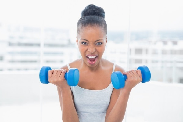 Latihan tangan untuk kanak-kanak perempuan di rumah. Bersenam dengan dan tanpa dumbbell, berat badan untuk bisep, trisep. Cara membina otot